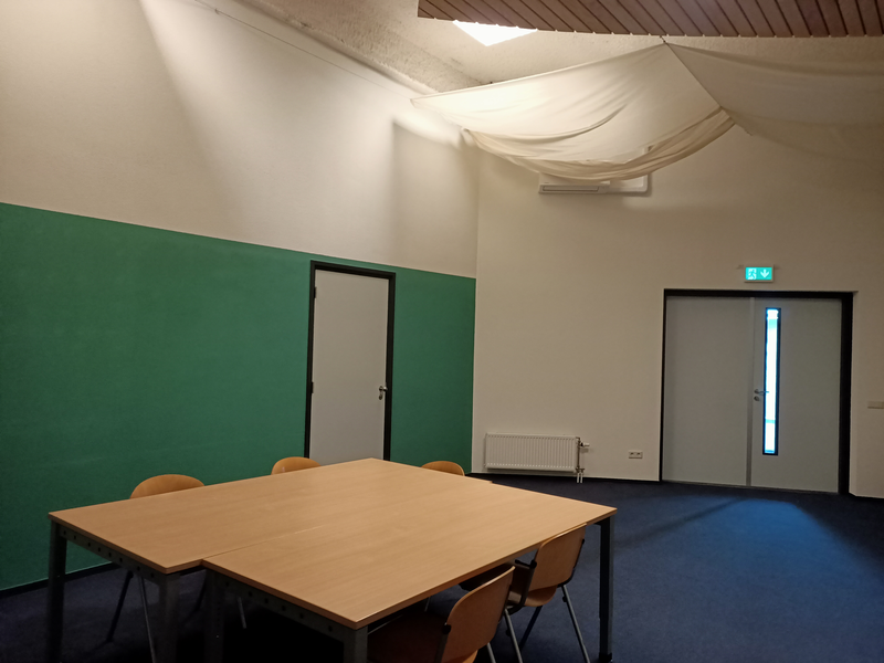 Kleine zaal met deur gesloten