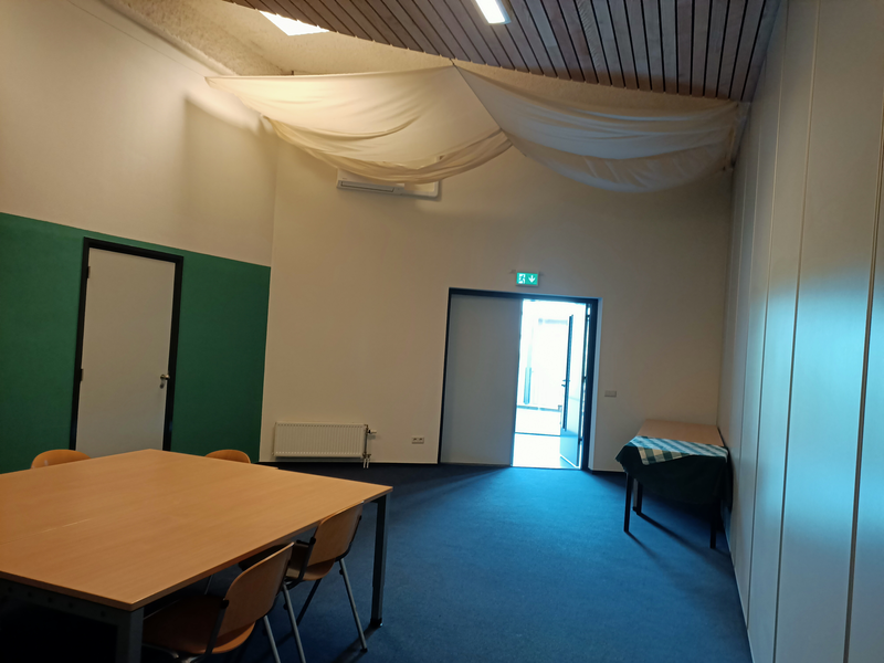 Kleine zaal met deur geopend