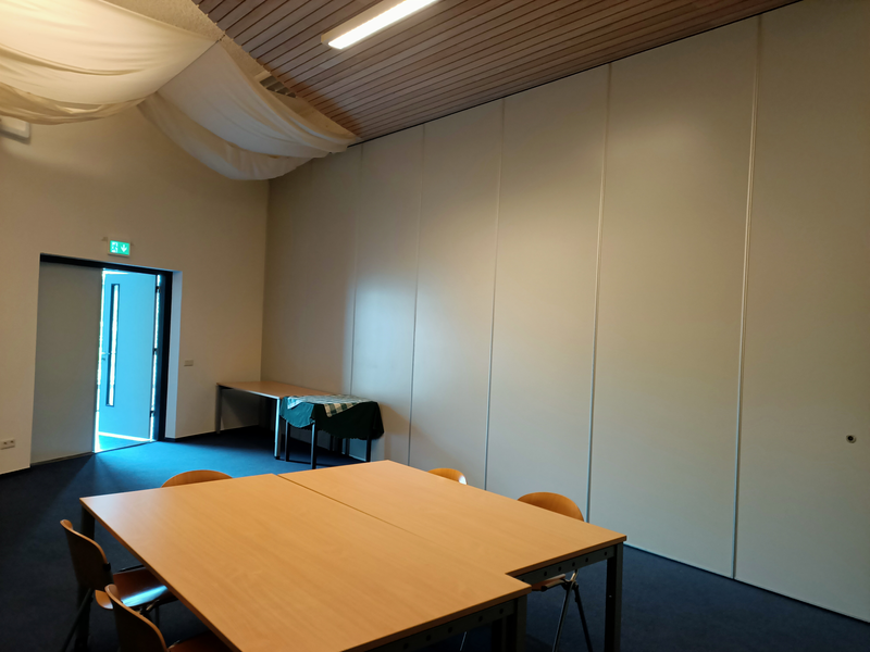 Kleine zaal richting scheidingswand